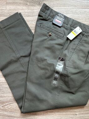Van Heusen Classic Fit Pleated Khaki Pants Stain Shield Mens 32 x 29 Greenstone